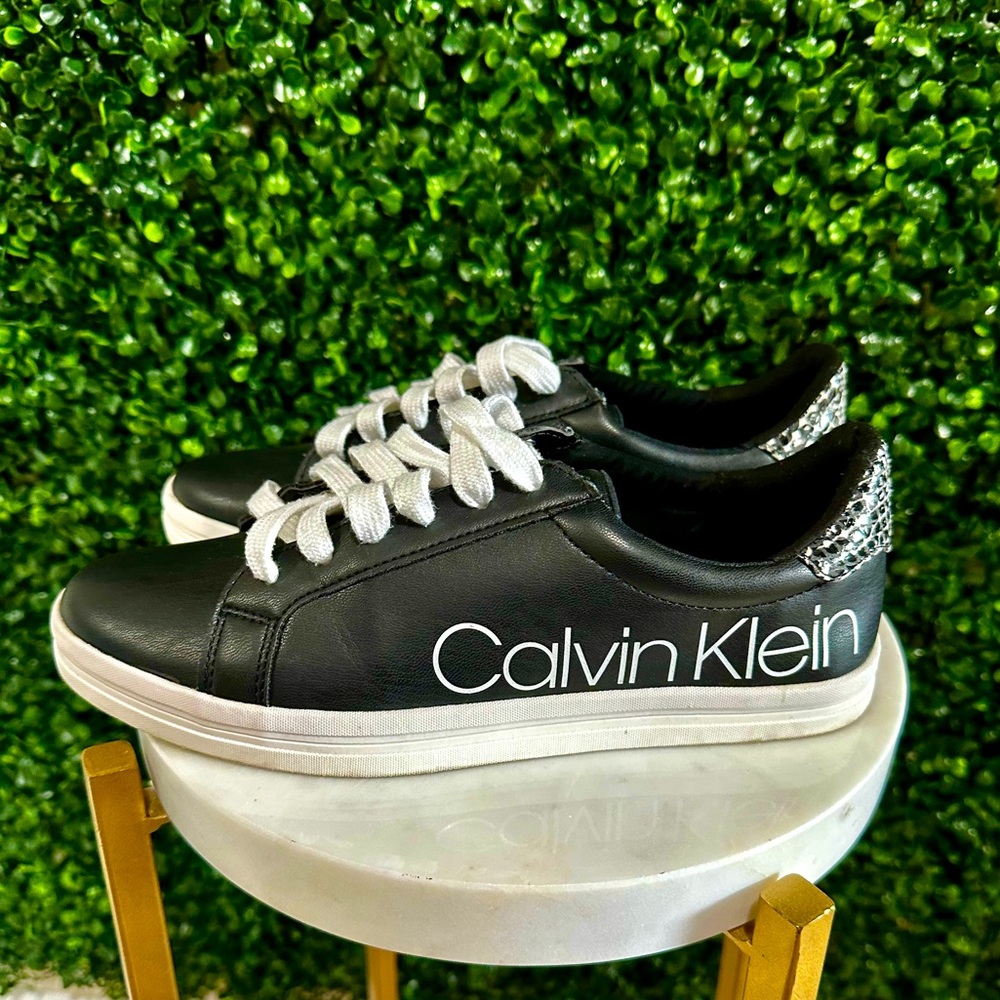 Calvin Klein CK Women’s Lace Up Black & Snake Print Sneaker. Size 7